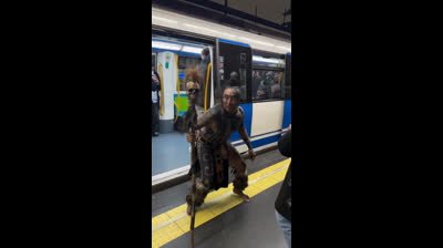 En el metro de madrid te puedes encontrar indígenas escapando del pasado!
