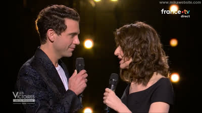 Mika - Remise de la Victoire à Helena - Les Victoires de la Musique 2026