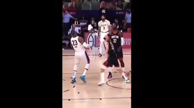 al lloron james cualquiera le da una tapa