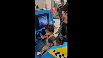 Niño jugando con weros