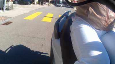 Kerstin Milano, femme handicapée fait un tour en moto