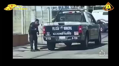 TODOS LOS POLICIAS, TIENEN UN DEDOTES INTERNO, @GOLDACELERIUX